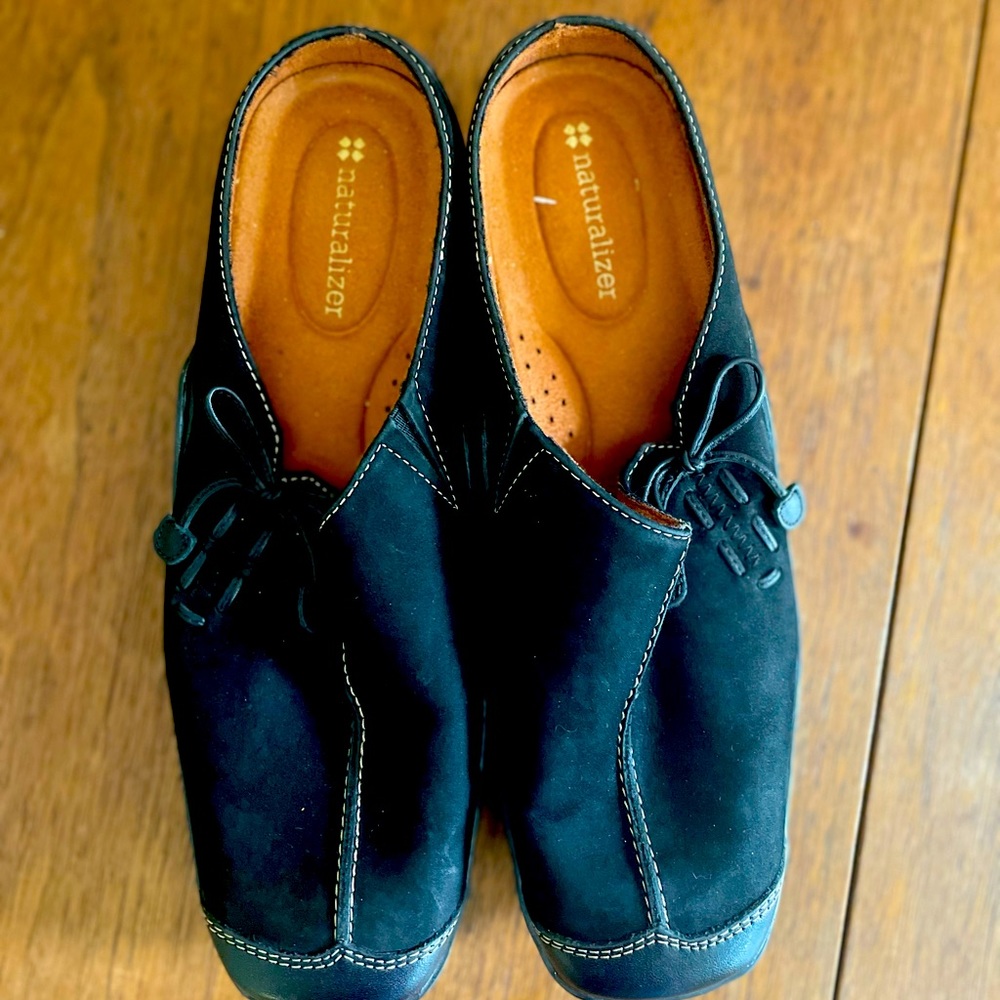 Excellent condition Naturalizer slides size 8.